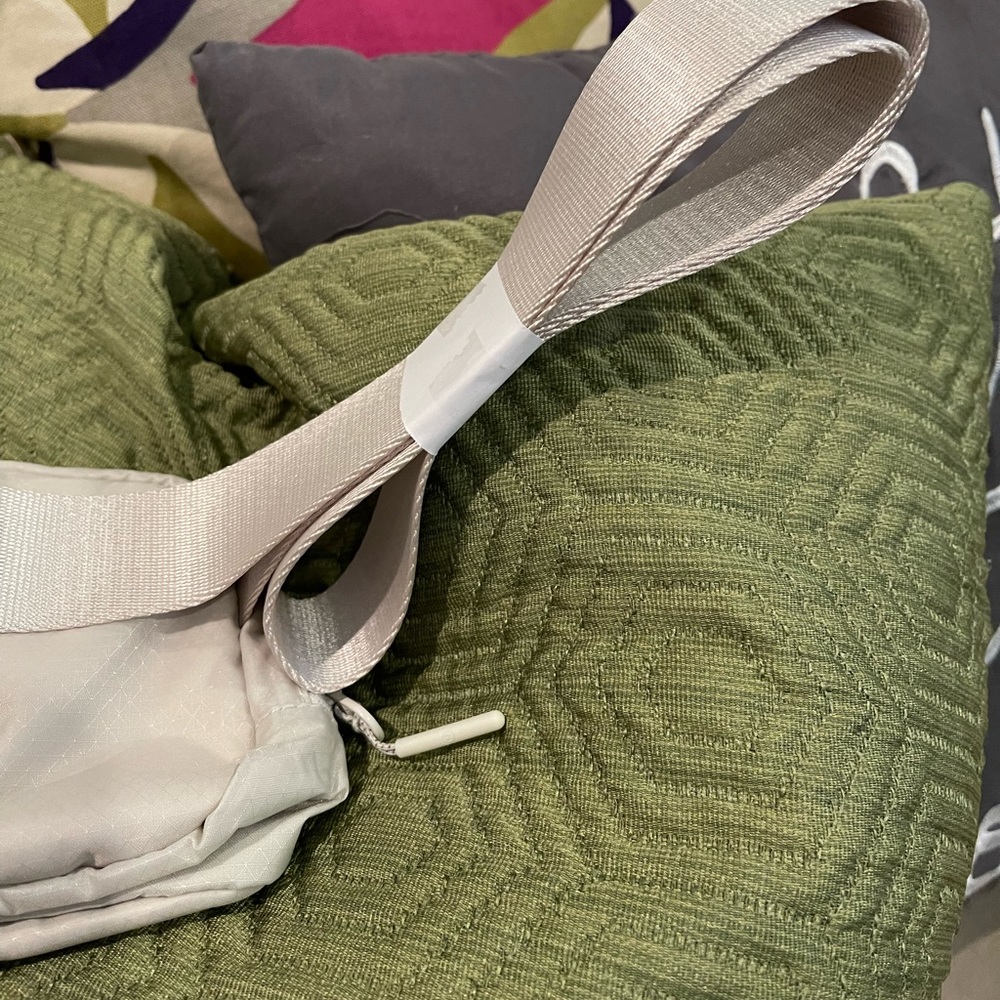 Lululemon Everywhere Belt Bag (Original strap version) - Picture 8 of 12